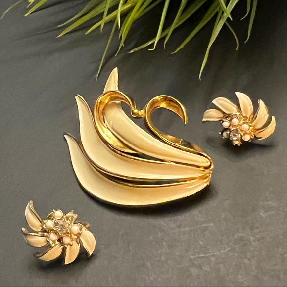 Vintage Signed H.S.K Ivory Stripe Enamel Gold Brooch and Earrings - Picture 9 of 10